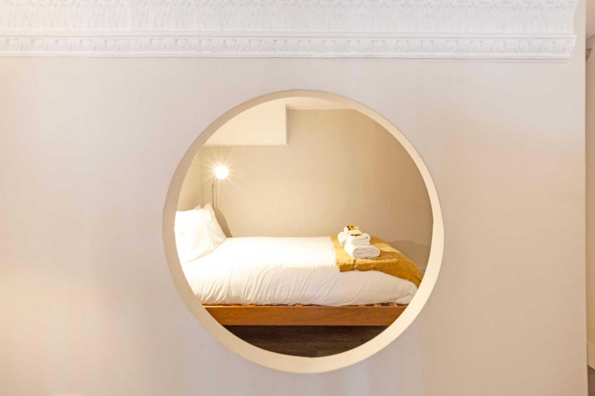 Luxury One Bedroom Mezzanine In Paddington Lägenhet London