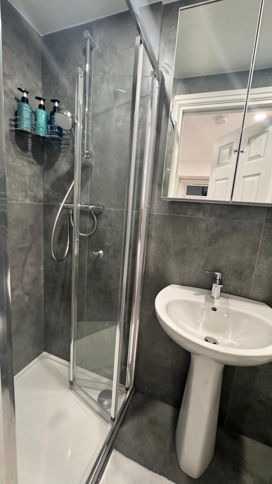 Sleeps 6, Deluxe Suite, Cosy Flat, Netflix & Games