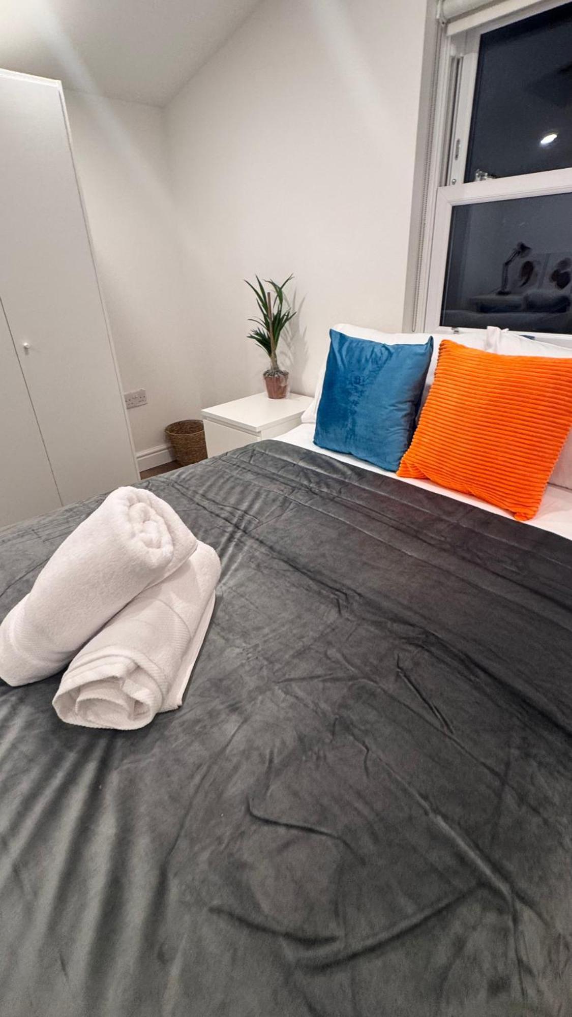 Sleeps 6, Deluxe Suite, Cosy Flat, Netflix & Games