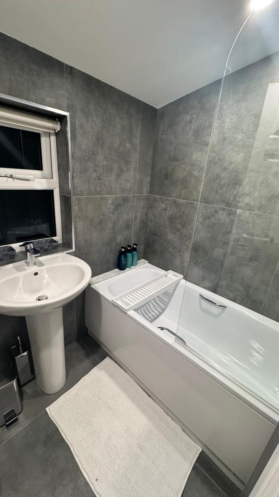 Apartment Sleeps 6, Deluxe Suite, Cosy Flat, Netflix & Games *