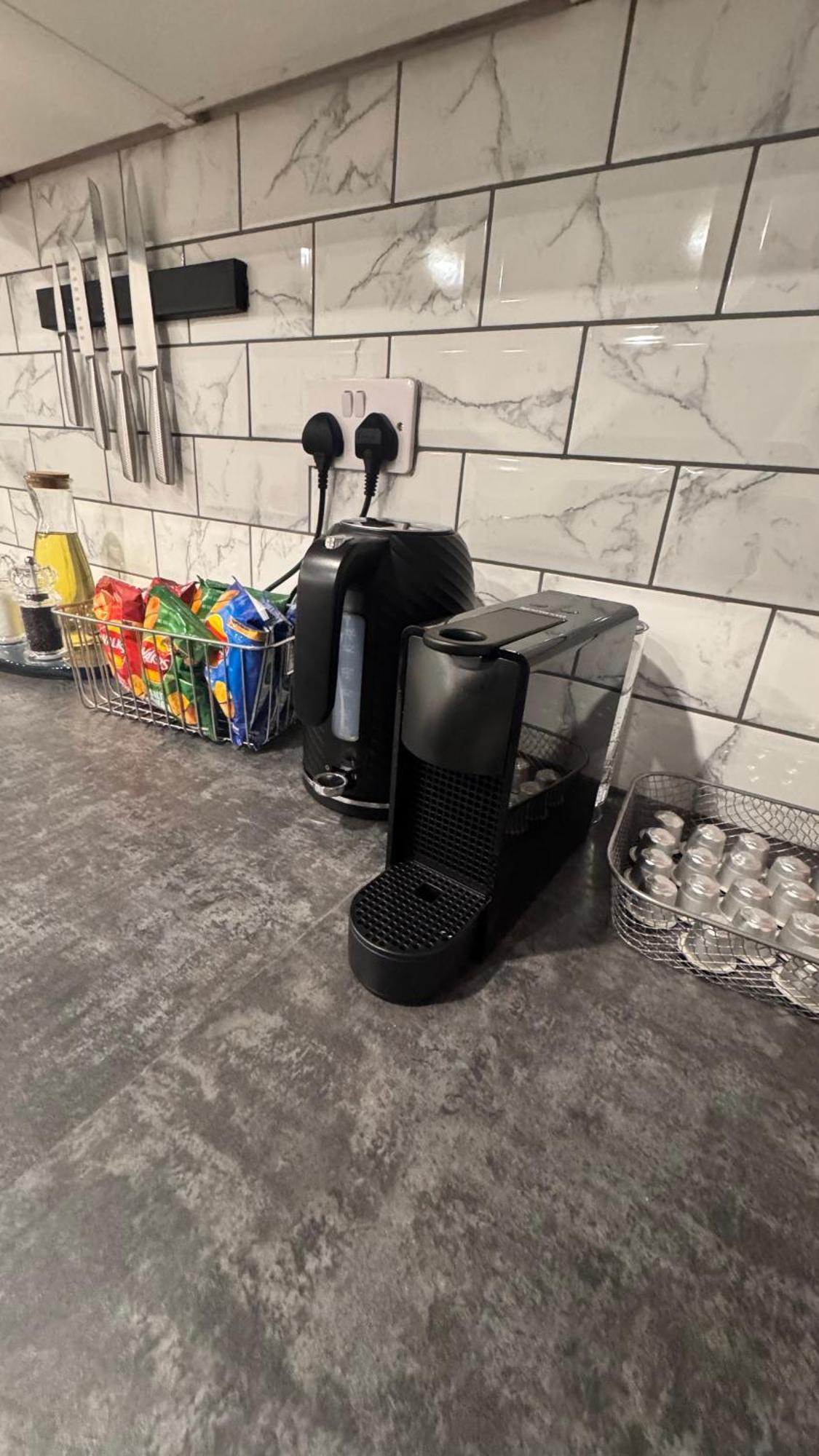 Apartment Sleeps 6, Deluxe Suite, Cosy Flat, Netflix & Games London