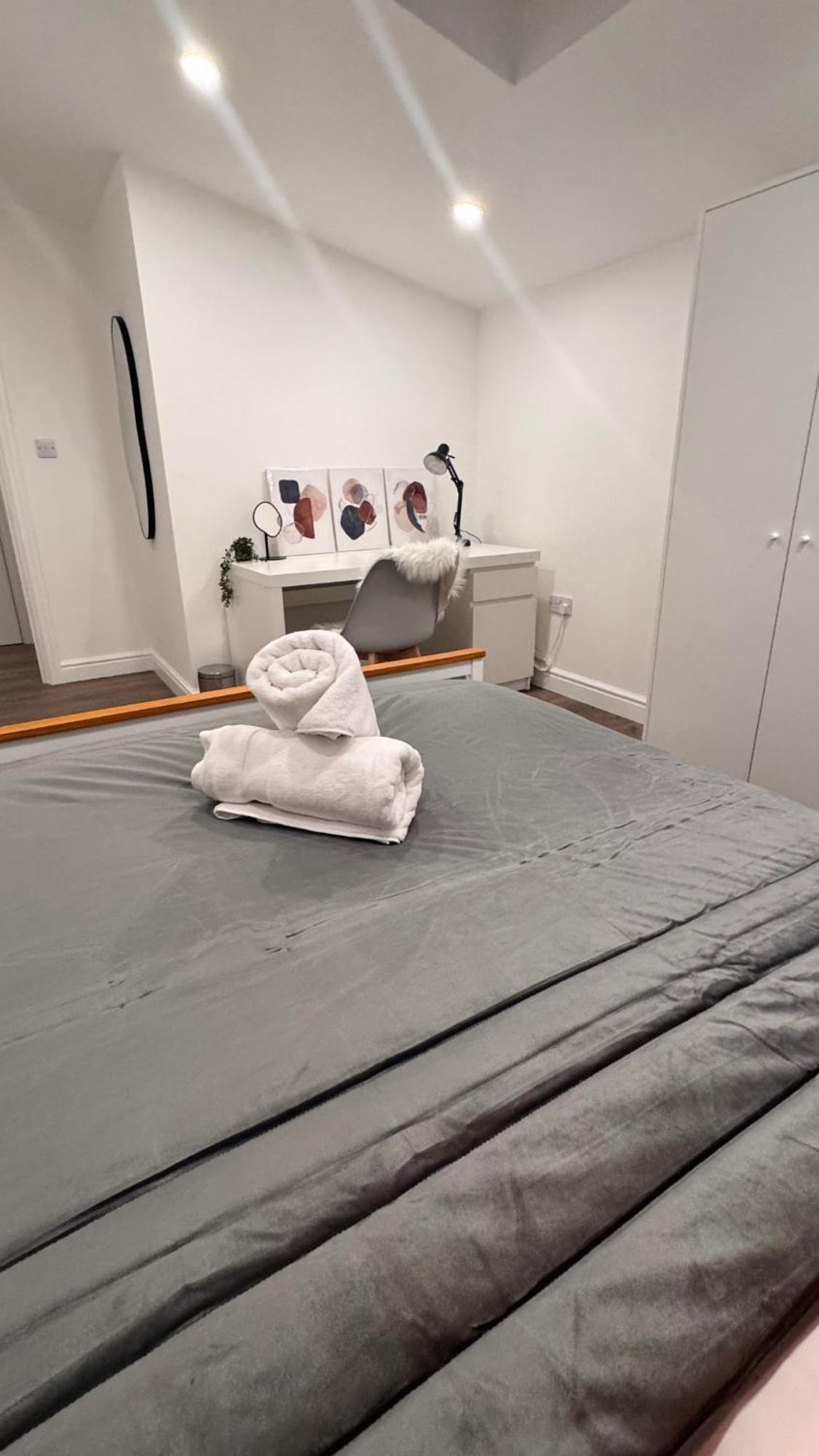 Apartment Sleeps 6, Deluxe Suite, Cosy Flat, Netflix & Games