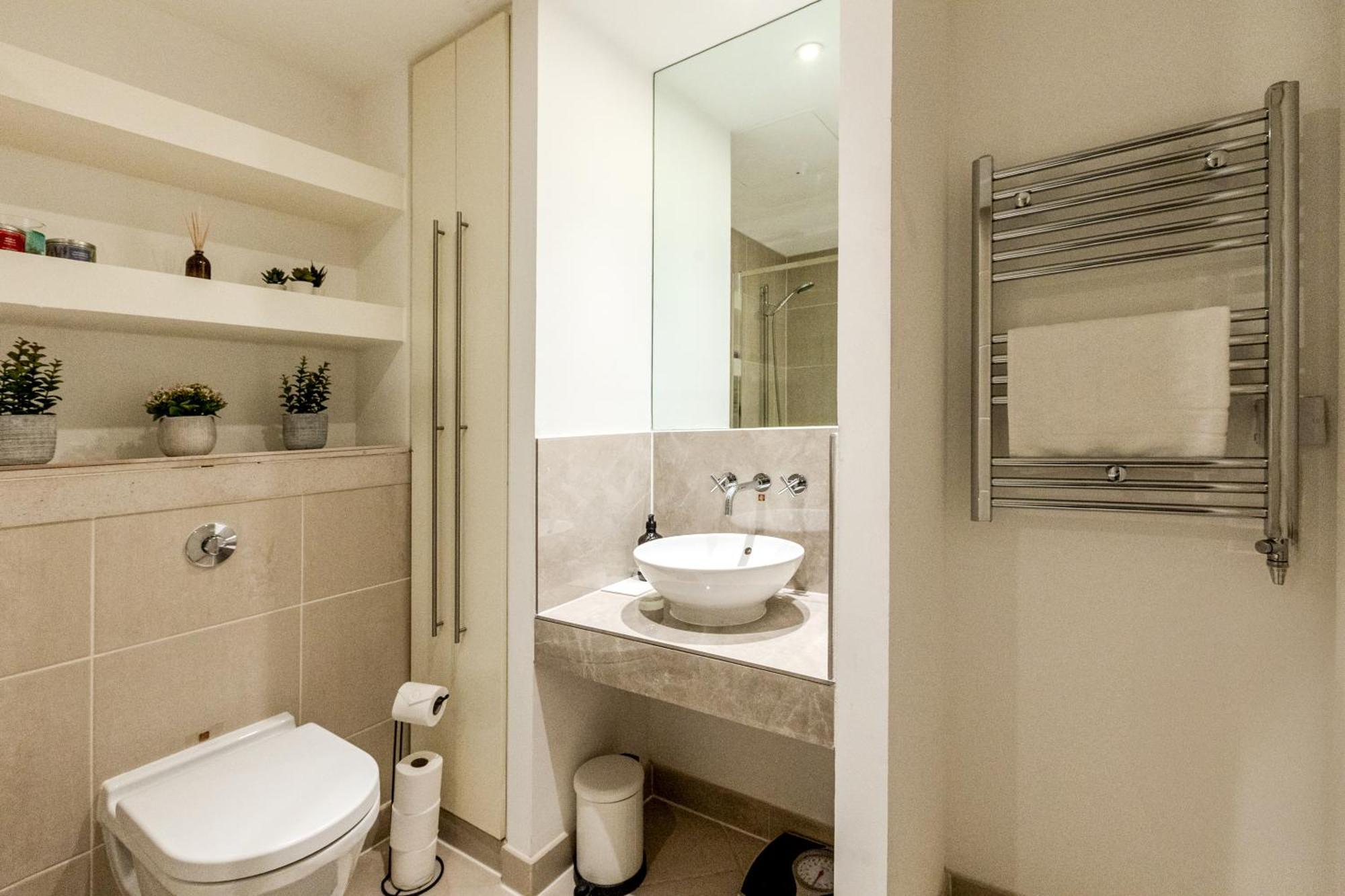 Bright 2br In Canary With Balcony Wharf, 5 Min Tube Apartment