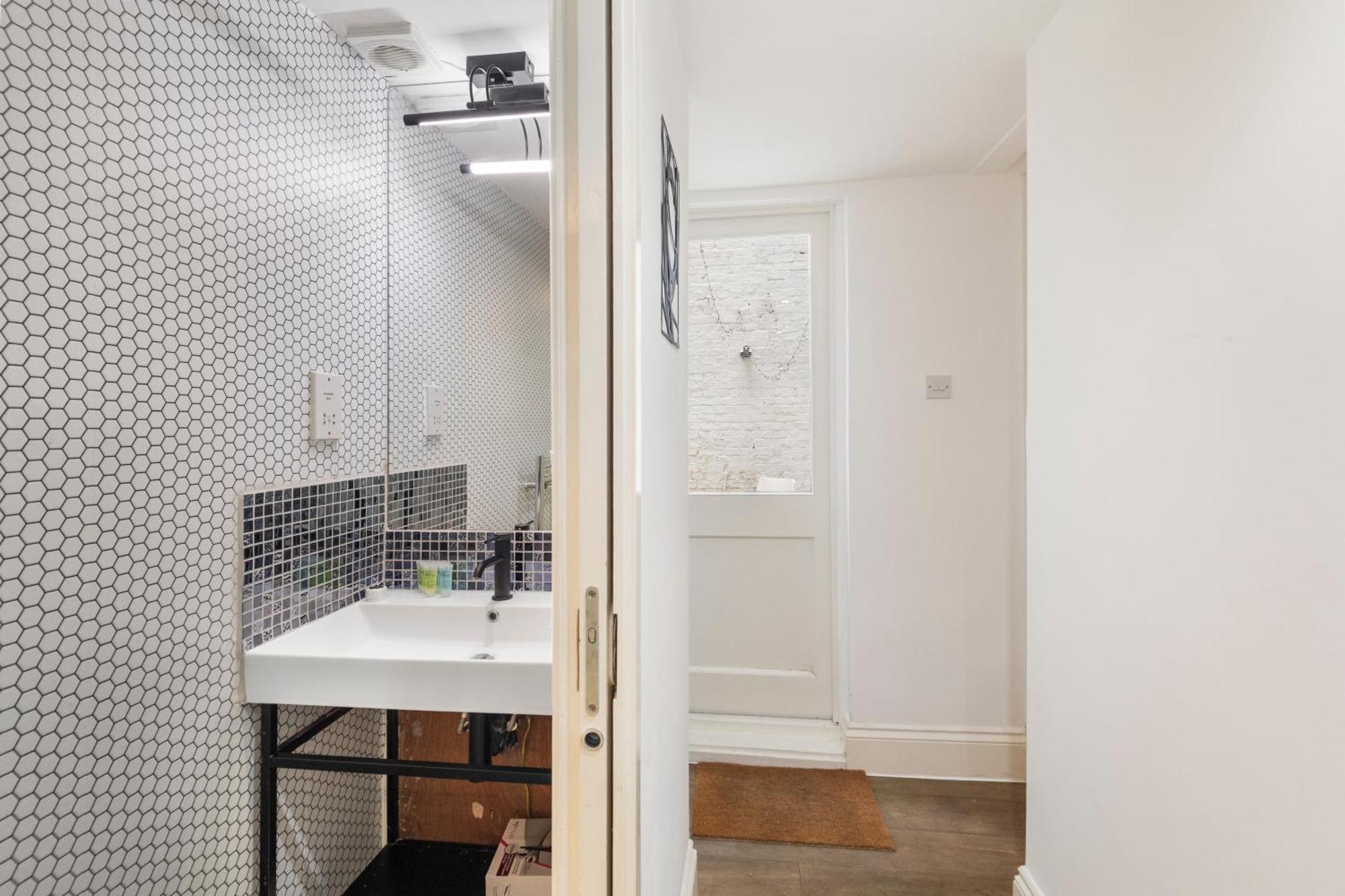 Apartment Stylish 2 Bedroom Flat In Prime Location Up To 5 Guests *
