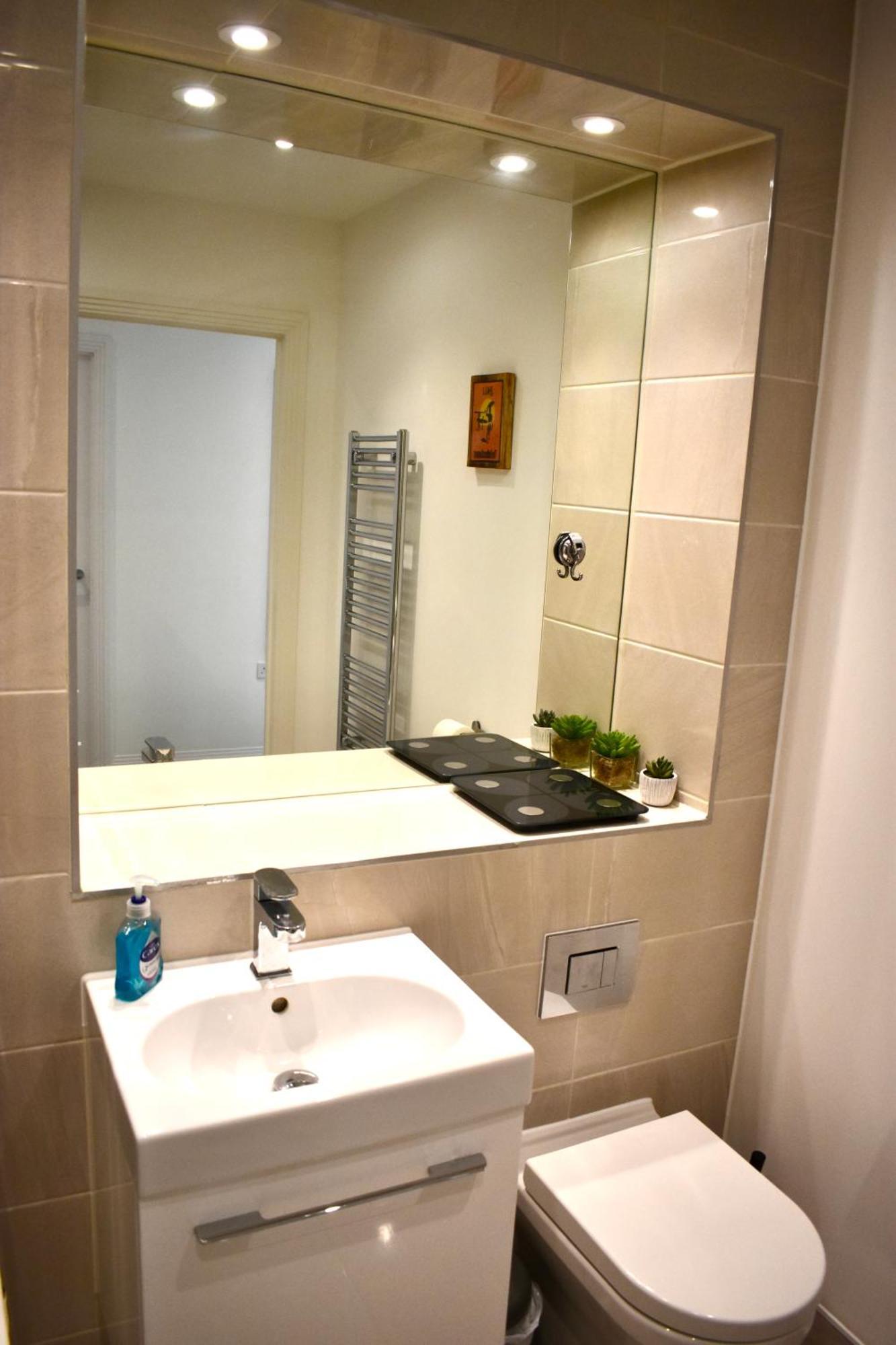 Balcony High End 2-bed Flat In Camberwell For 6 Long Term London