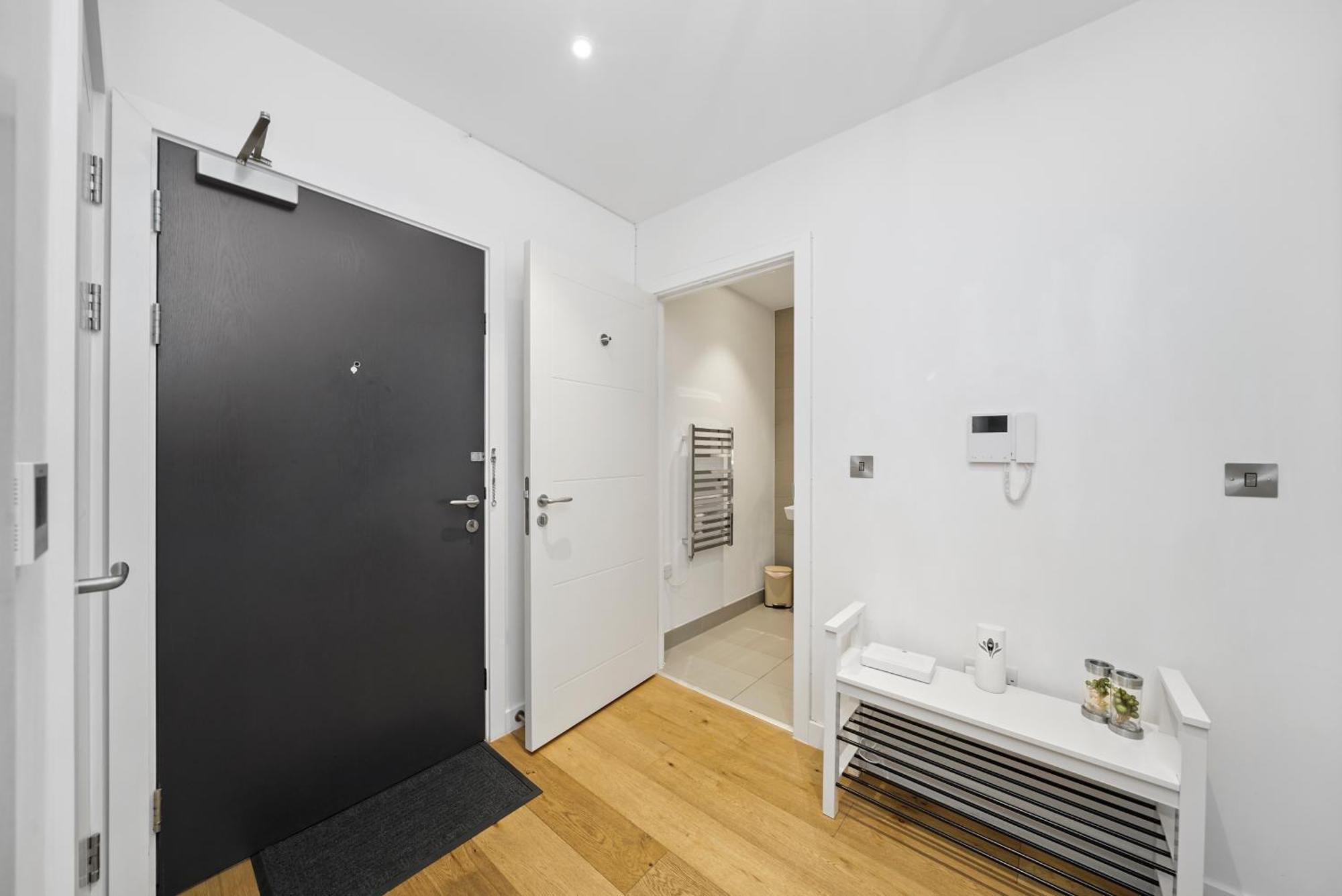 Modern One Bedroom Apartment *