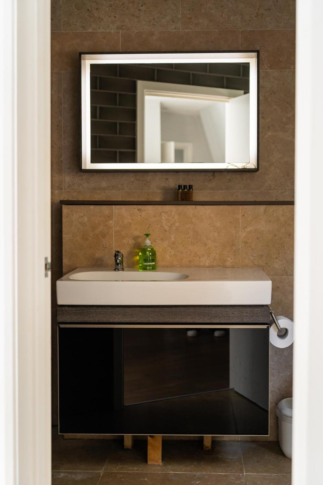 Leilighet Stylish 2-bed In Camden Special Price Due To Maintenance Road Works Nearby London
