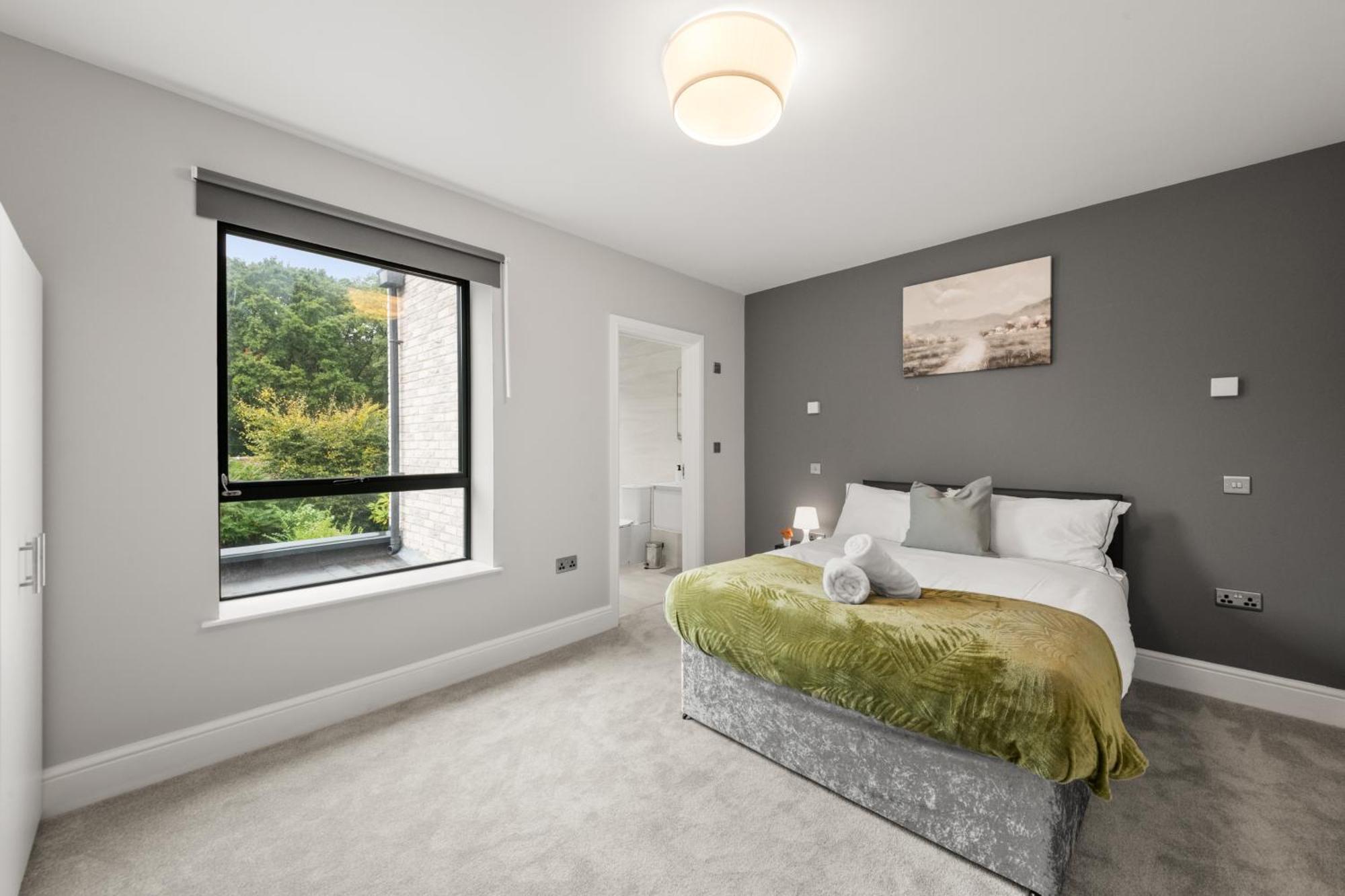 Apartment 4 Bed House Near Gatwick Airport