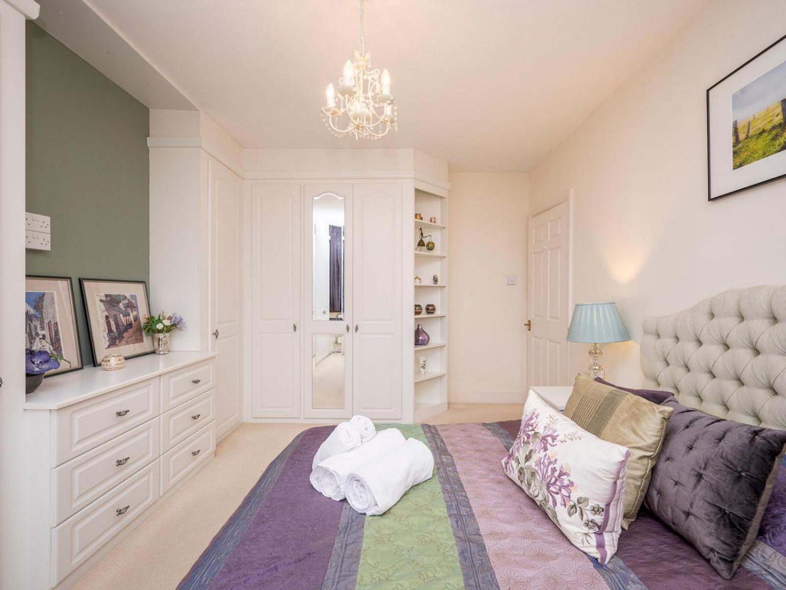 Holiday home Spacious 3bedroom House Near Crystal Palace Pass The Keys *