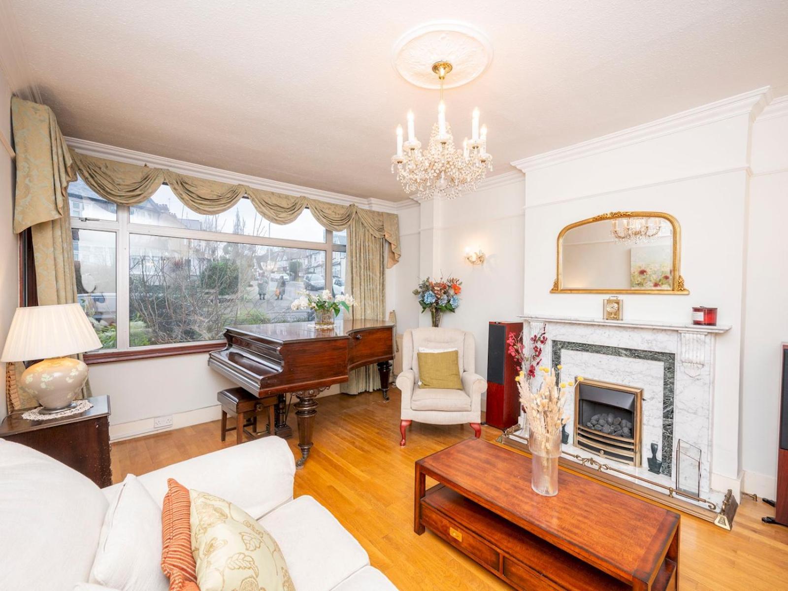 Spacious 3bedroom House Near Crystal Palace Pass The Keys * London