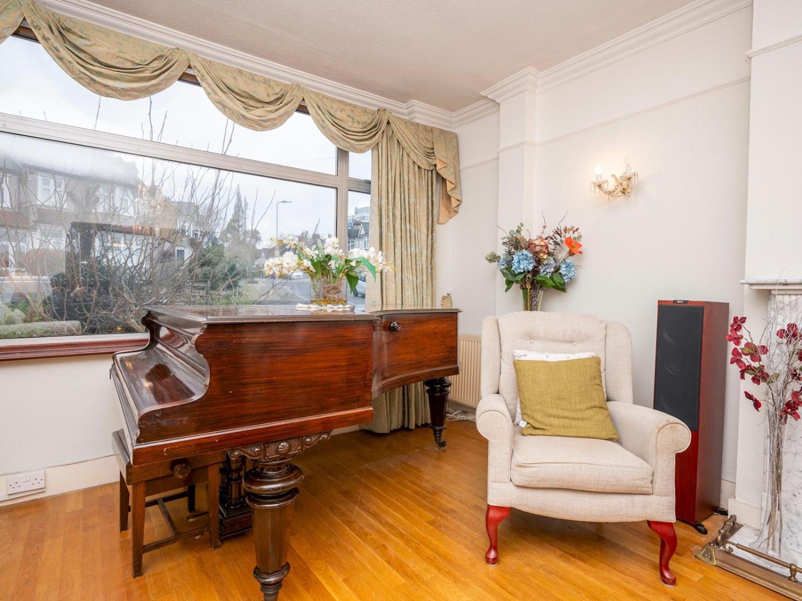 Spacious 3bedroom House Near Crystal Palace Pass The Keys London