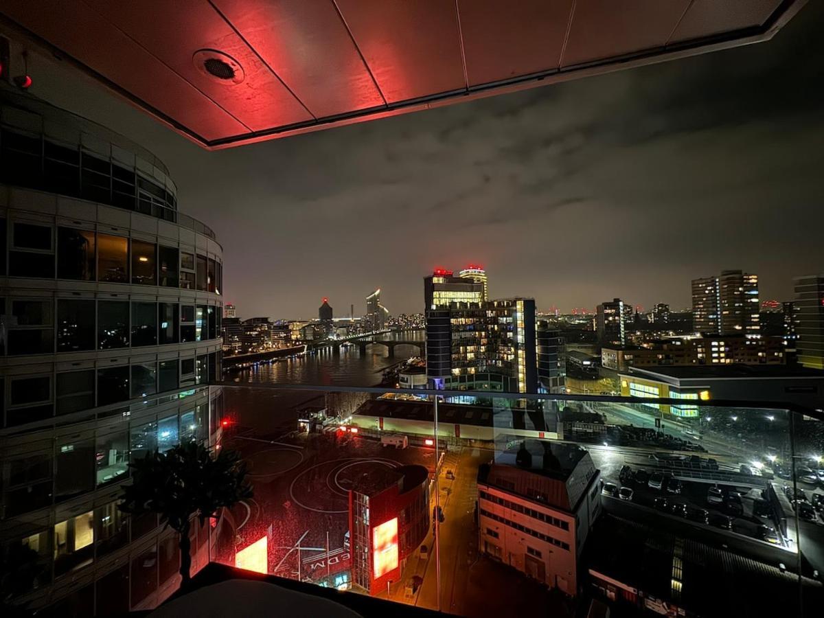 Stunning Luxury 2 Bedroom Apartment *