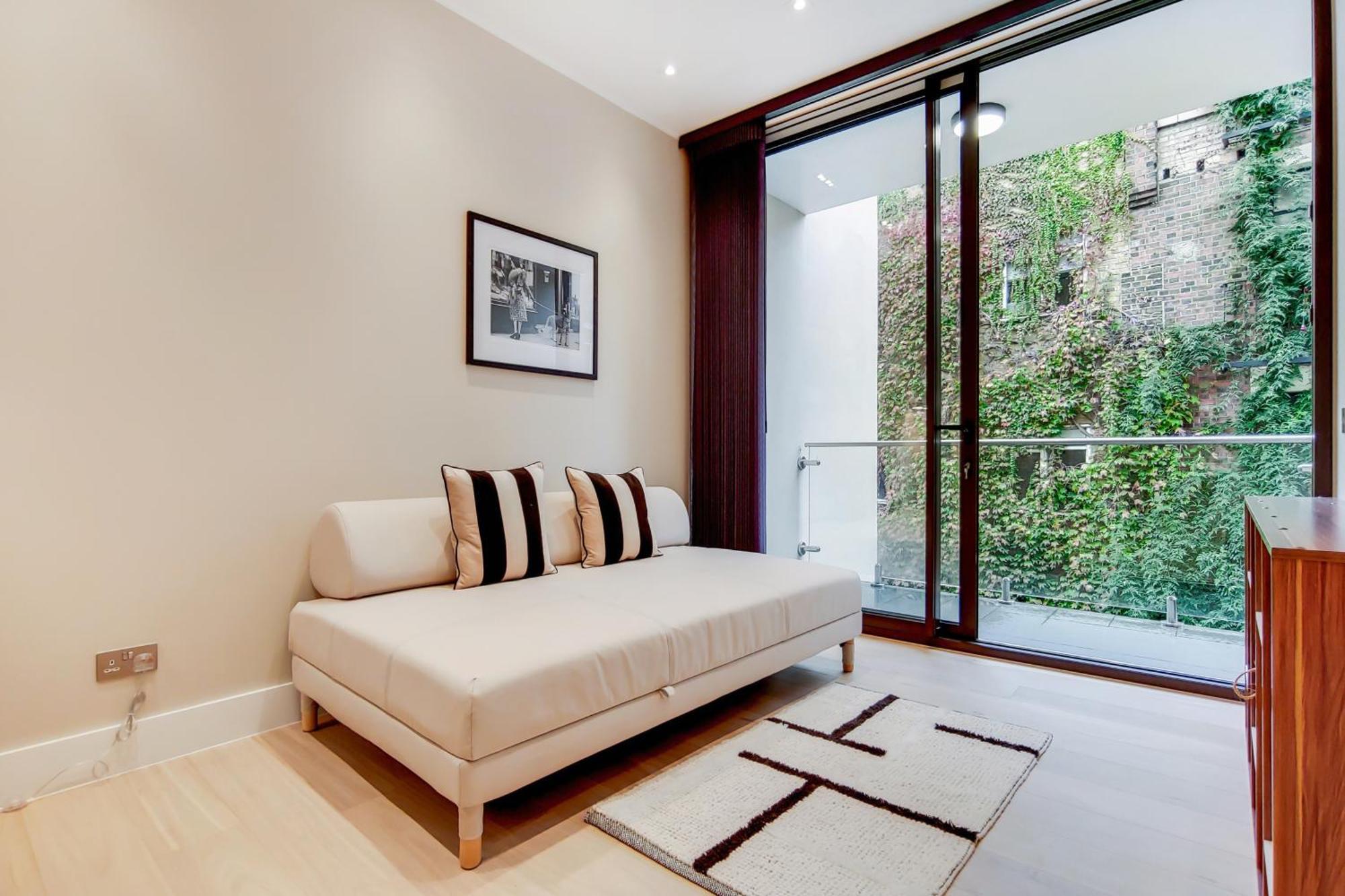 The Borough Collection Near Bridge And Borough Market * Londres