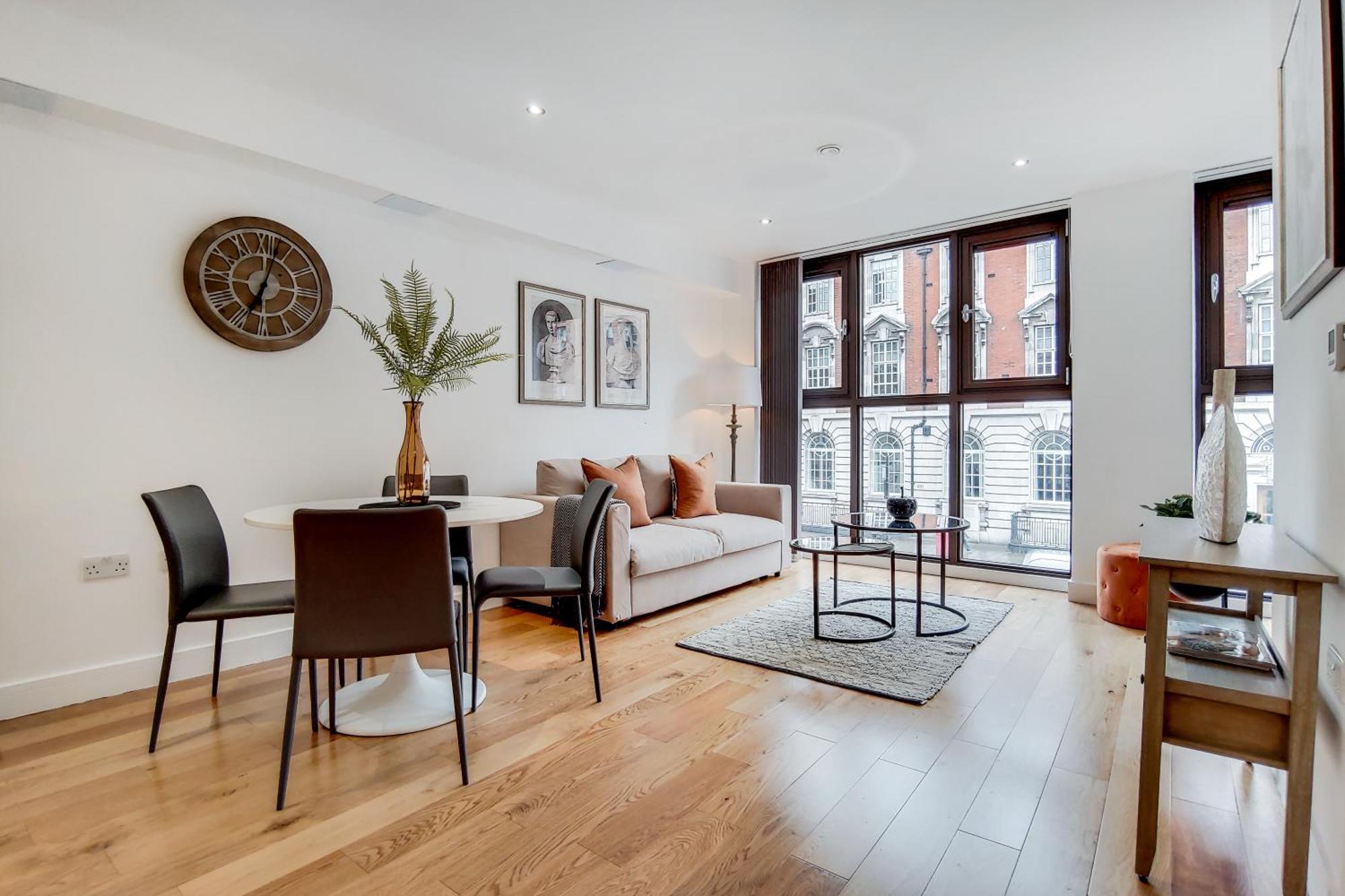 The Borough Collection Near Bridge And Borough Market * Londres