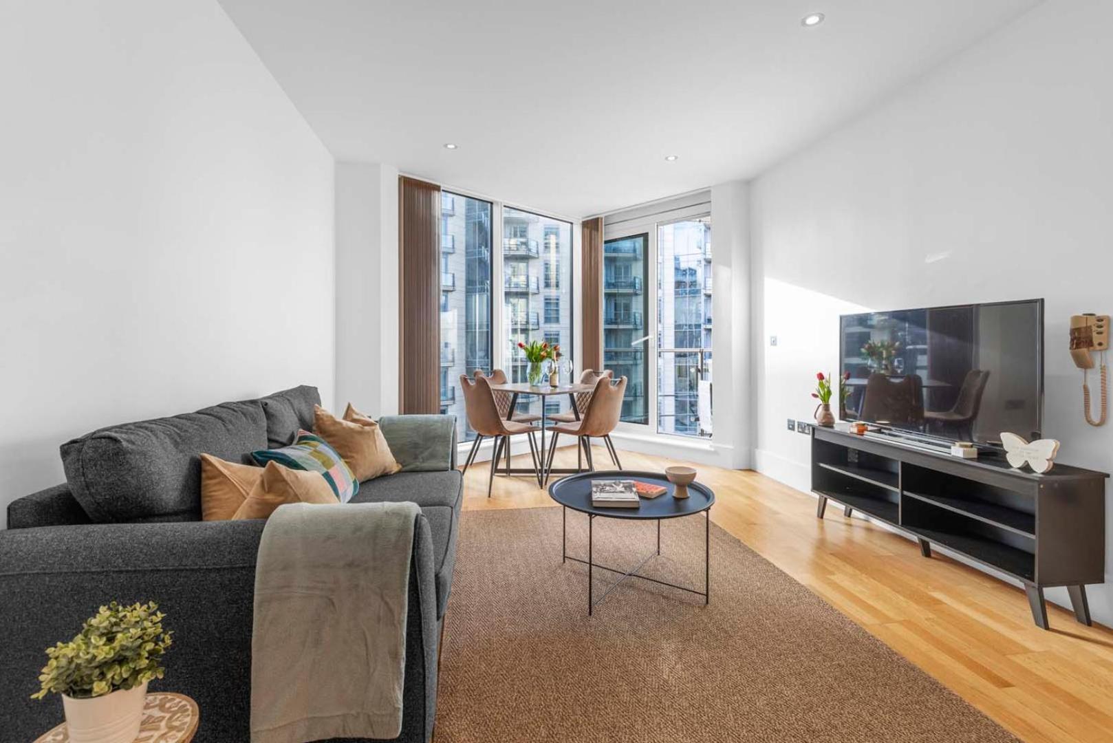 Elegant Thames-view 2-bed Haven Gym & Balcony London