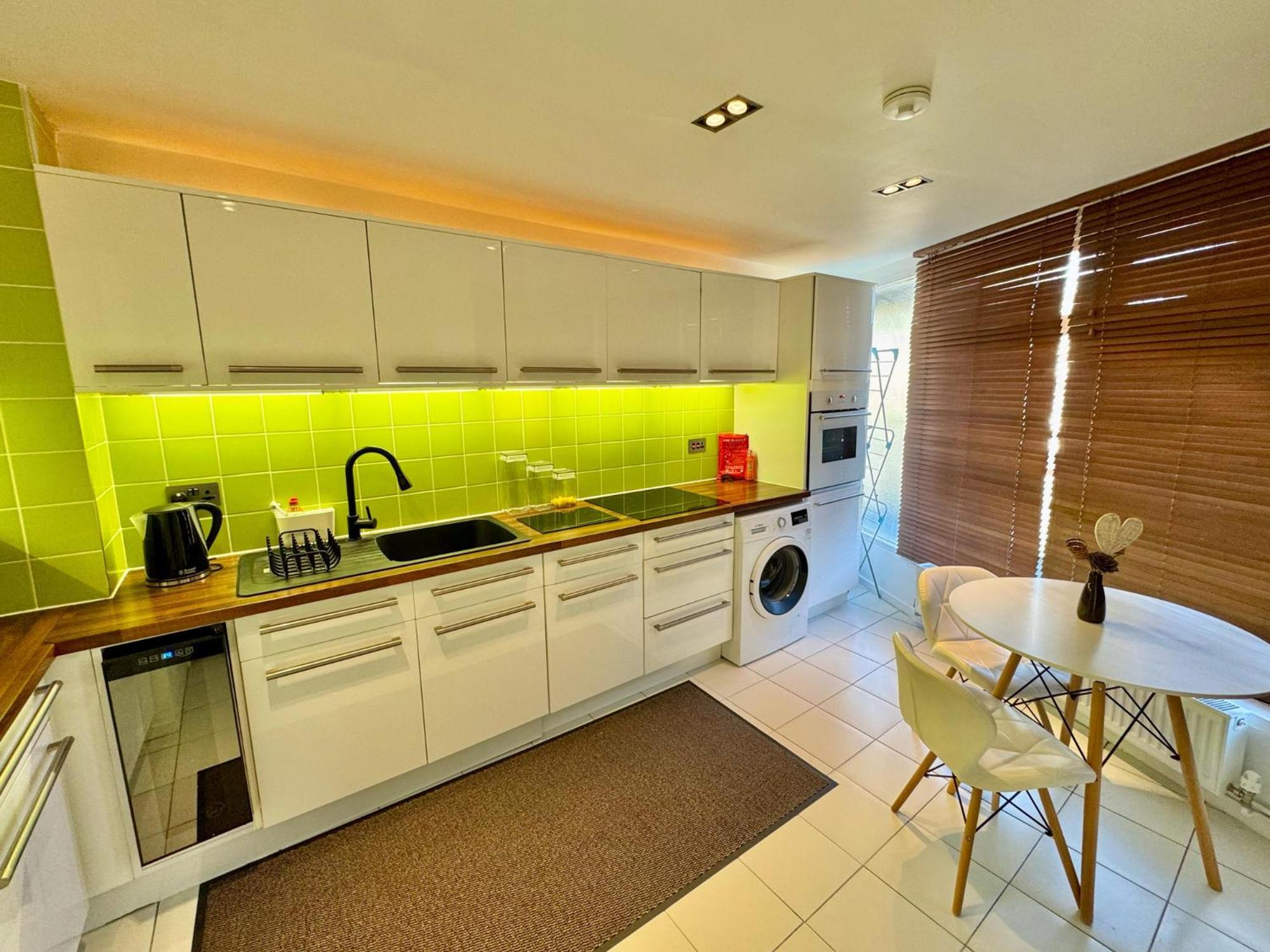 Sleek & Bright Balcony Flat Perfect Escape Appartement