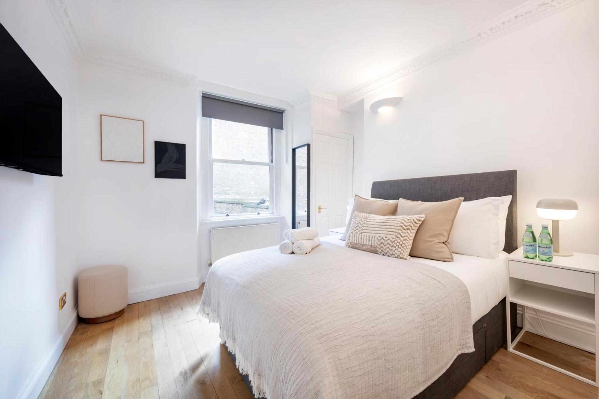 Wow! 2 Bedr/3 Beds Covent Garden/ Location! Apartment