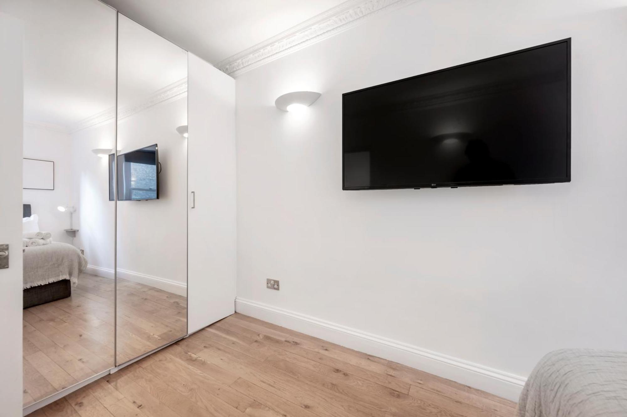 Wow! 2 Bedr/3 Beds Covent Garden/ Location! Apartment *