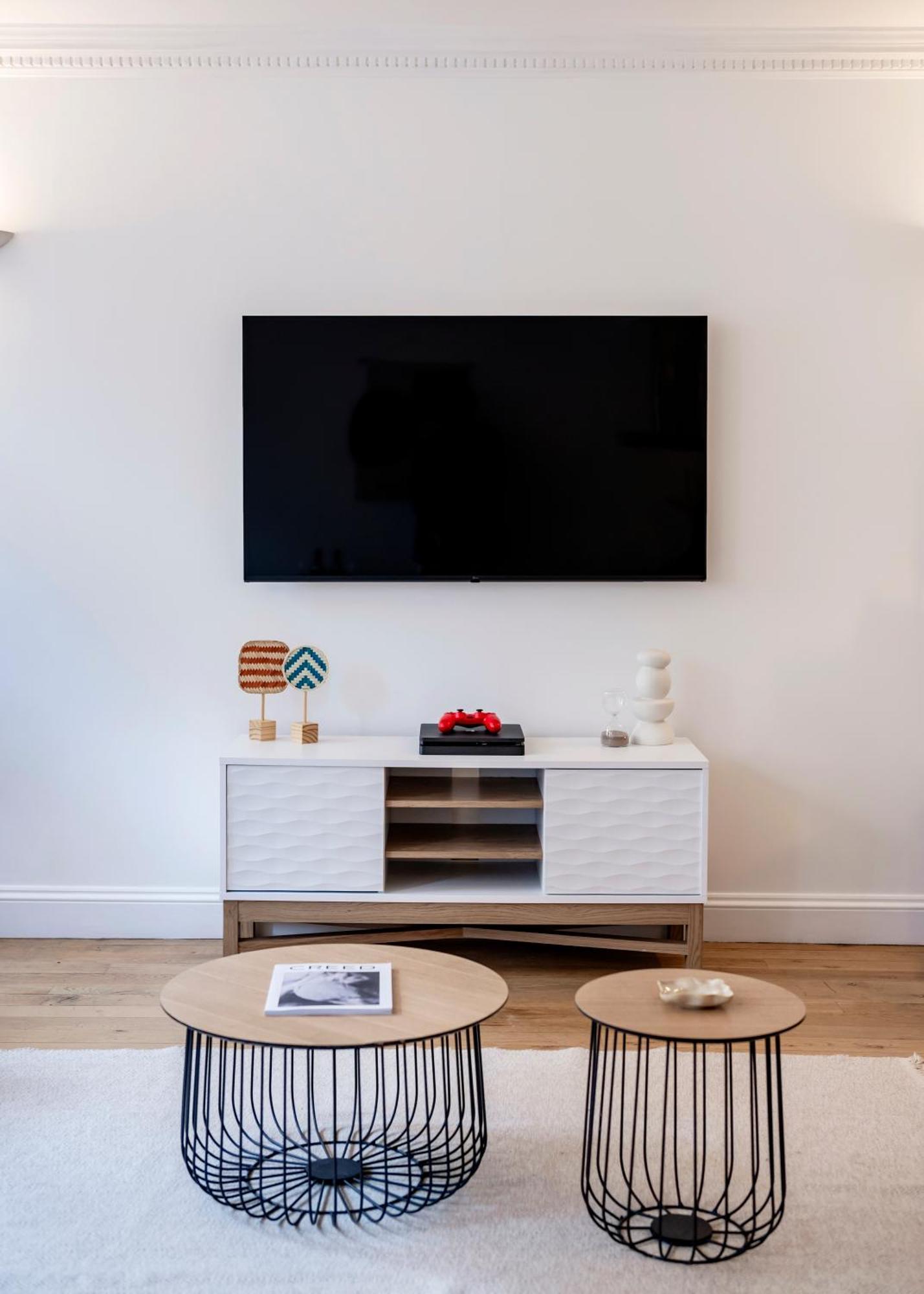 Wow! 2 Bedr/3 Beds Covent Garden/ Location! * London