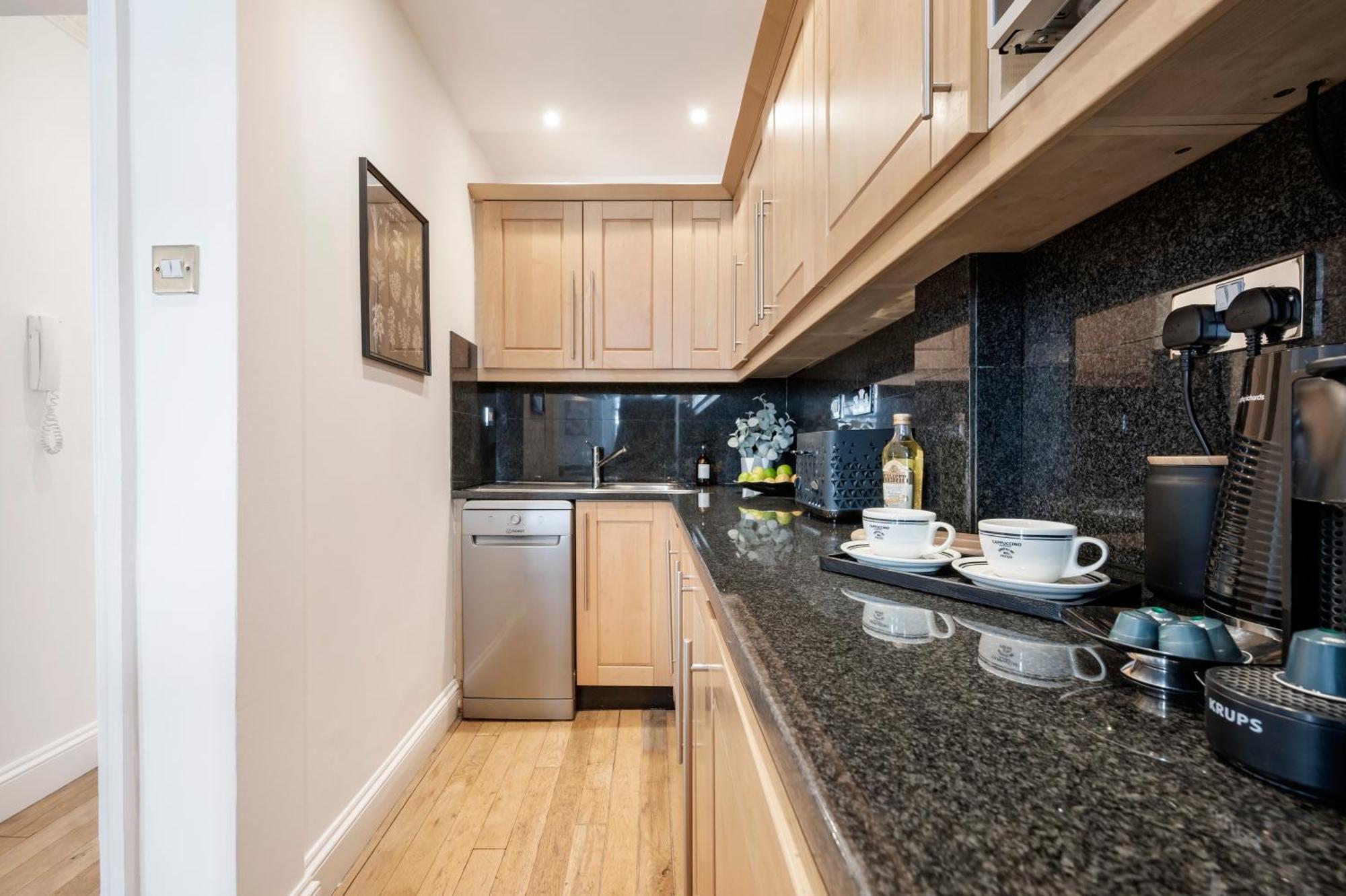 Wow! 2 Bedr/3 Beds Covent Garden/ Location! Apartment *