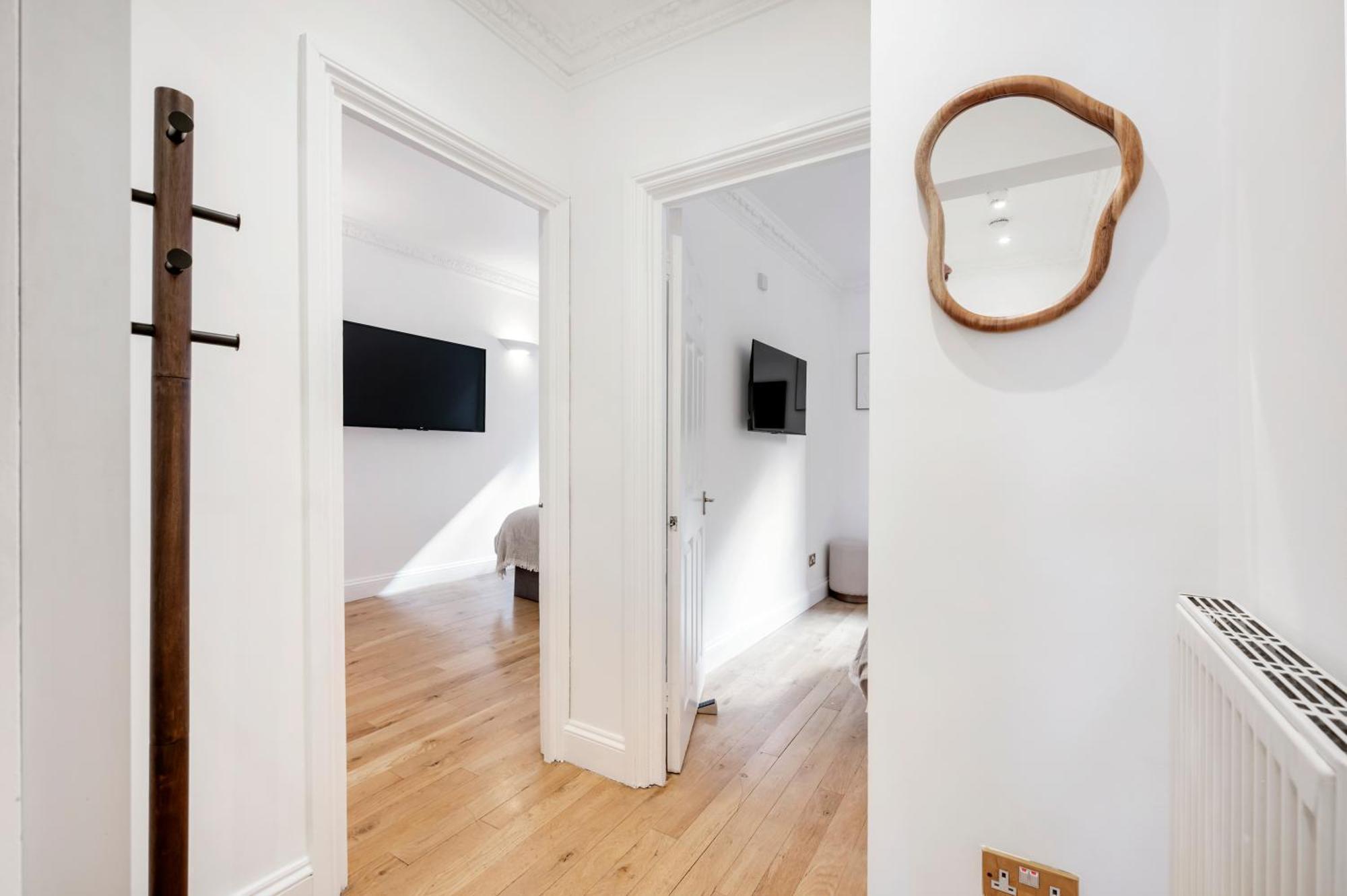 Wow! 2 Bedr/3 Beds Covent Garden/ Location! * London