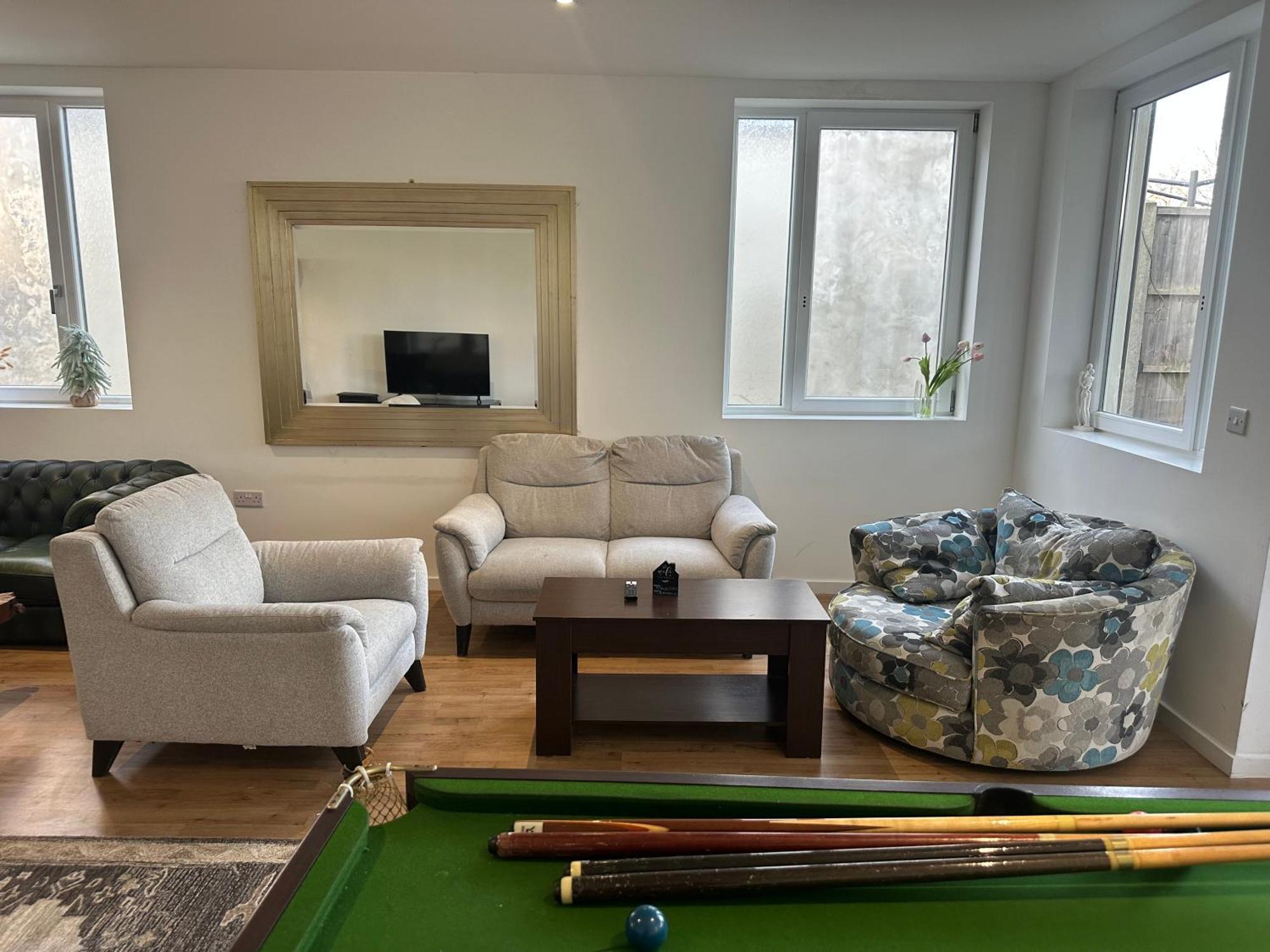 North A Spacious 7 Bedroom House Accommodating Up To 18 People Complete With Own Gym And Table Tennis Vakantiehuis *