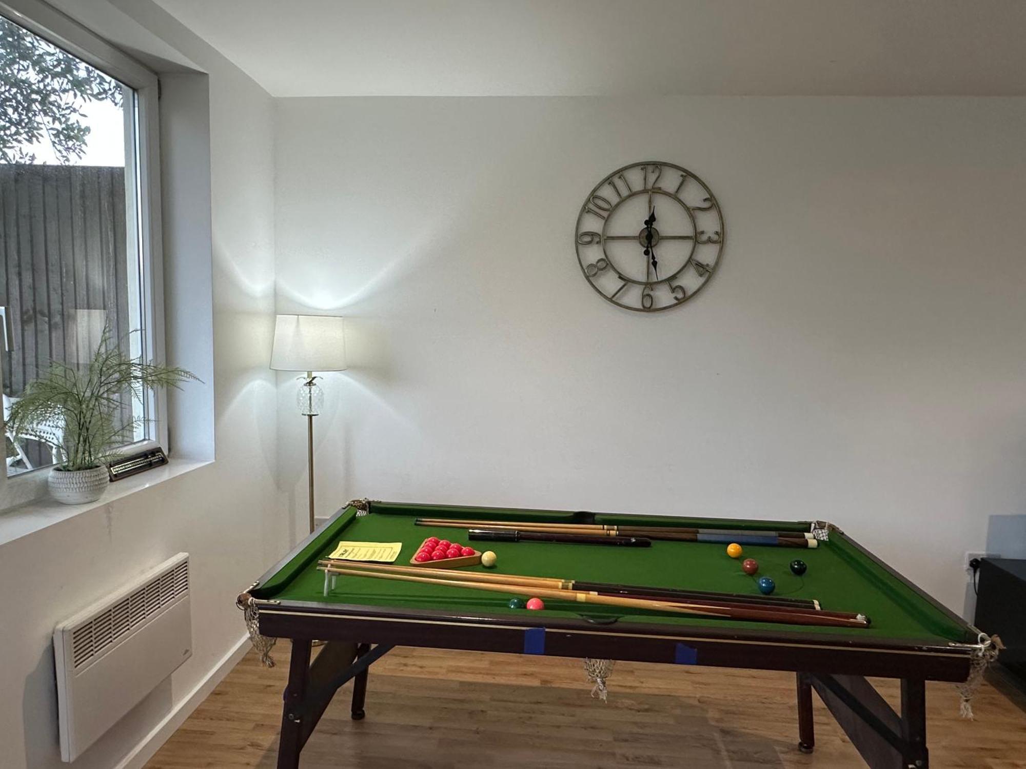 North A Spacious 7 Bedroom House Accommodating Up To 18 People Complete With Own Gym And Table Tennis Londen