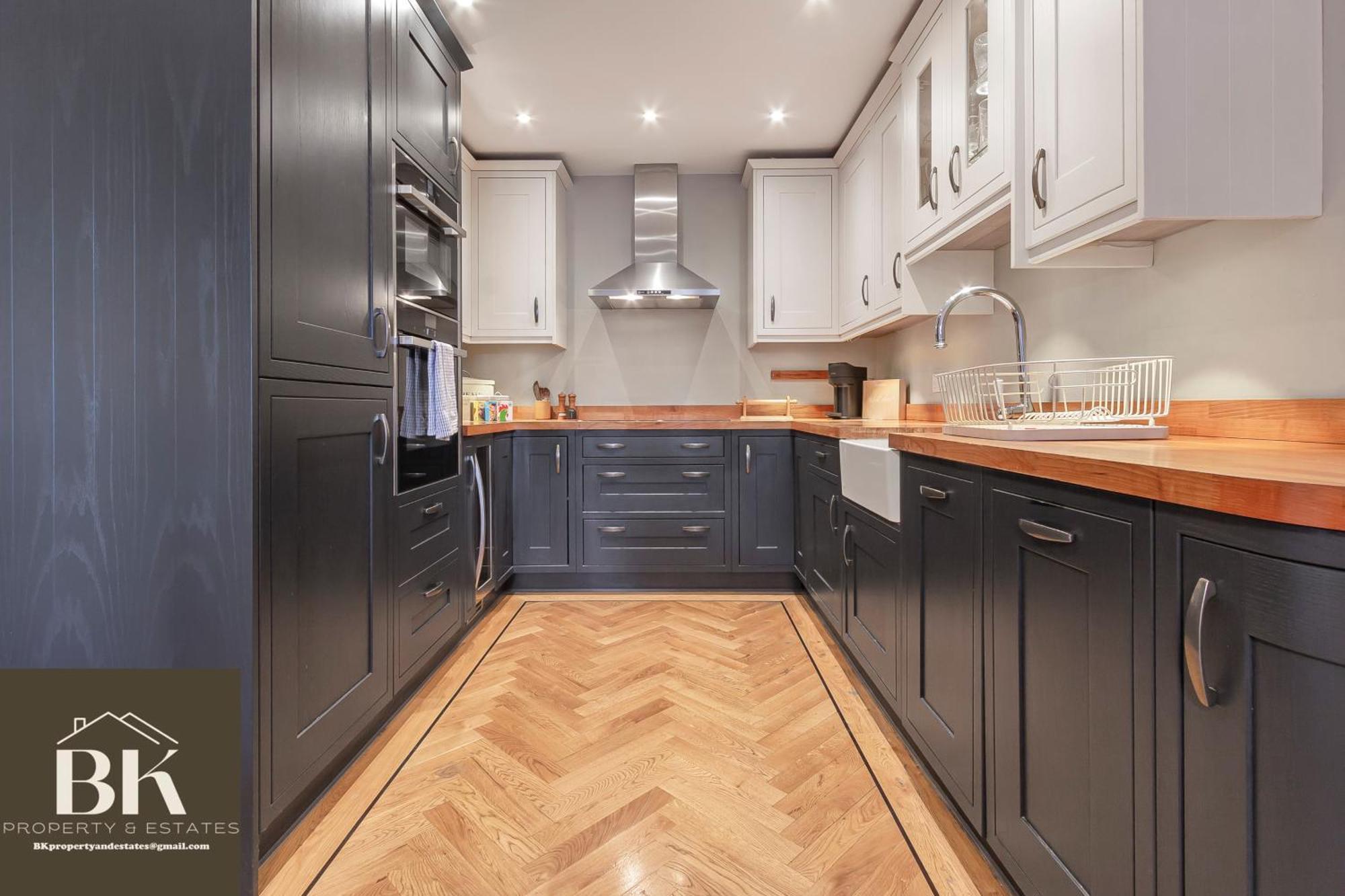 Luxury Victorian 2 Bed 2 Bath Flat E14 Apartment