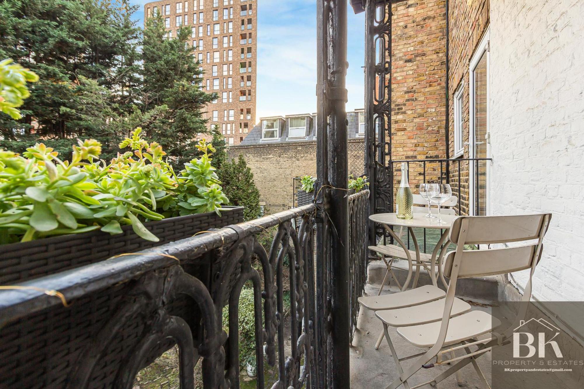 Luxury Victorian 2 Bed 2 Bath Flat E14 Apartment *