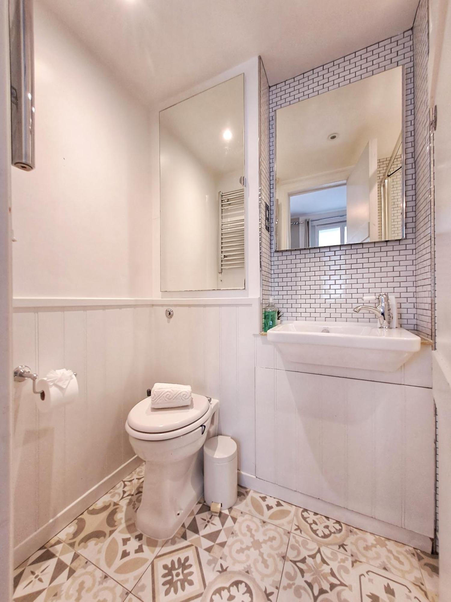 Luxury Victorian 2 Bed 2 Bath Flat E14 *