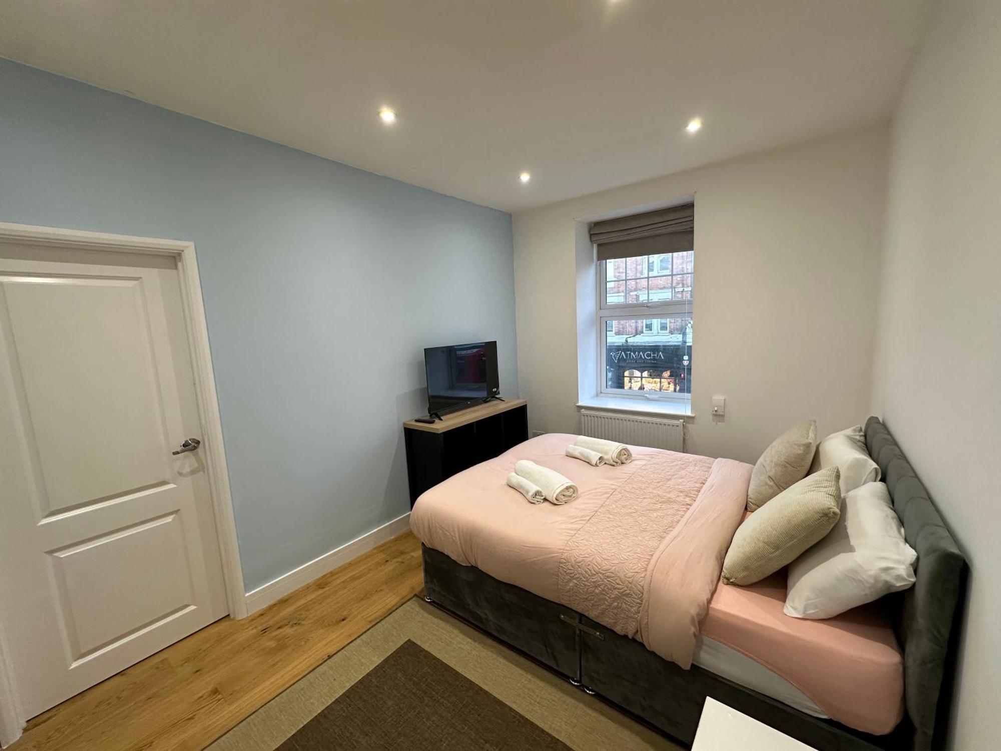 En Suits Room With King Size Bed * London