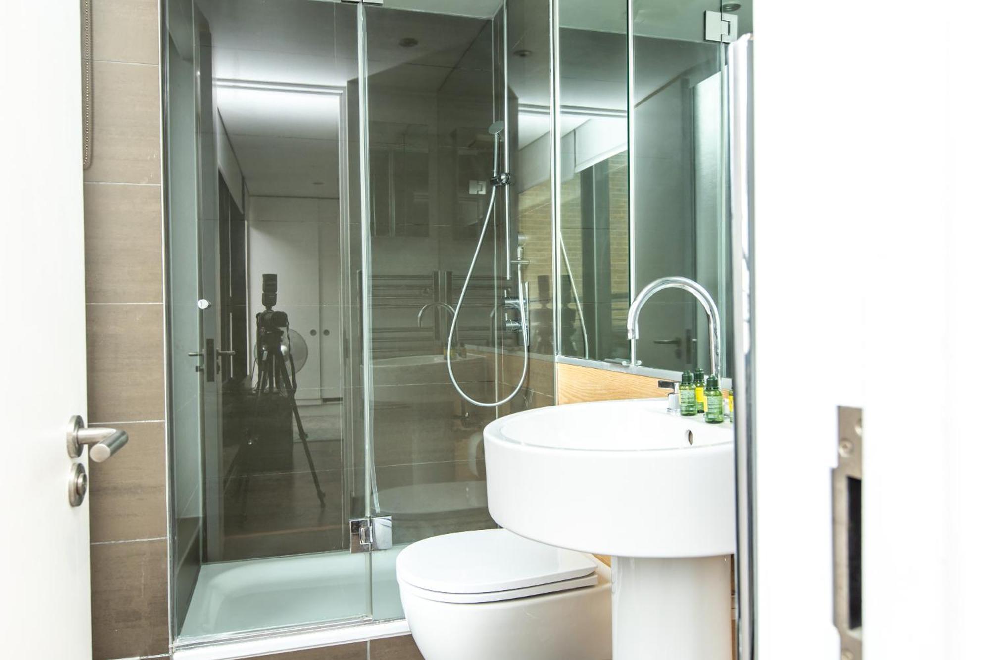 Comfortable With Balcony Near Monument Station Londres