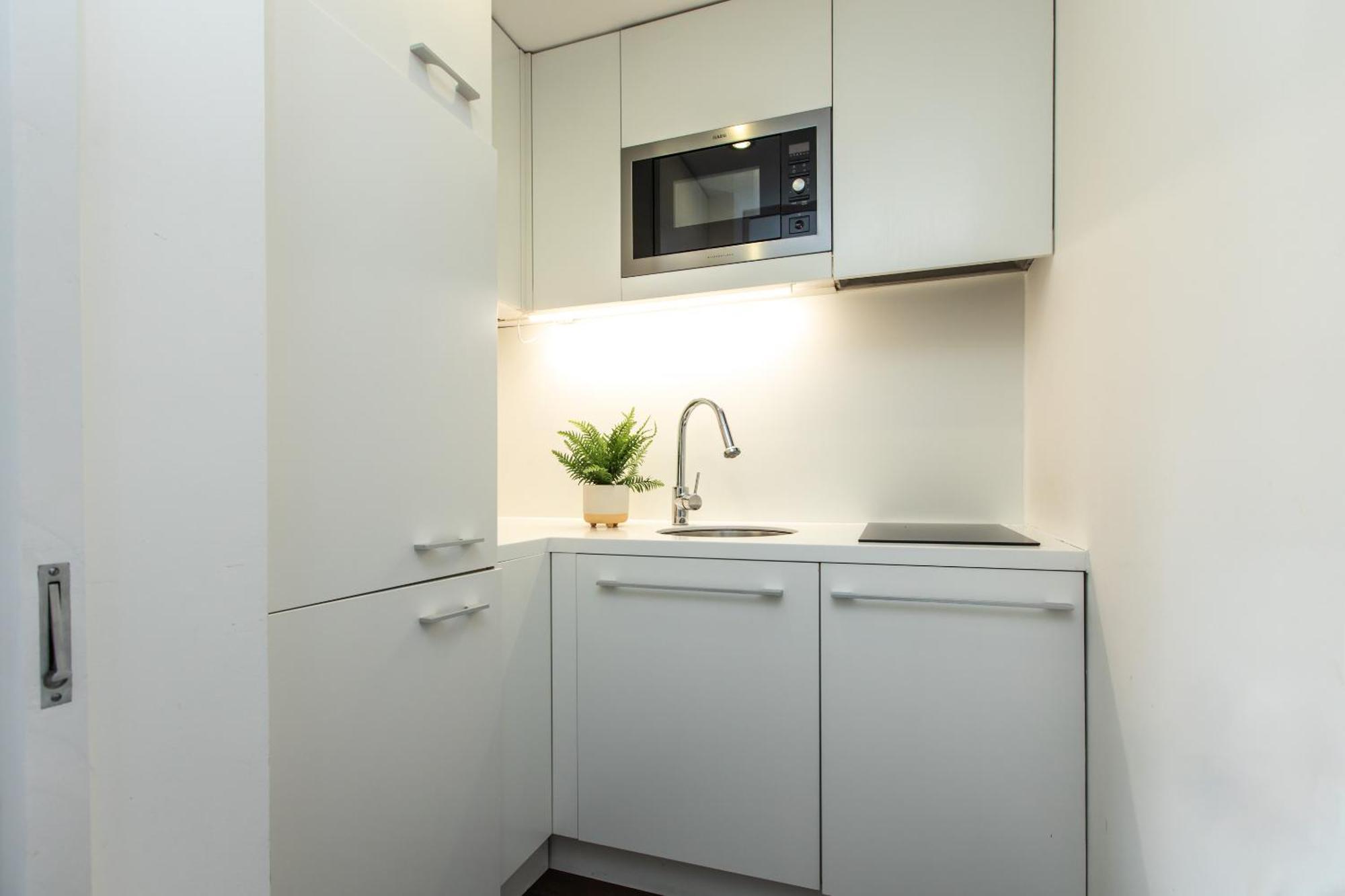 Comfortable With Balcony Near Monument Station Appartement