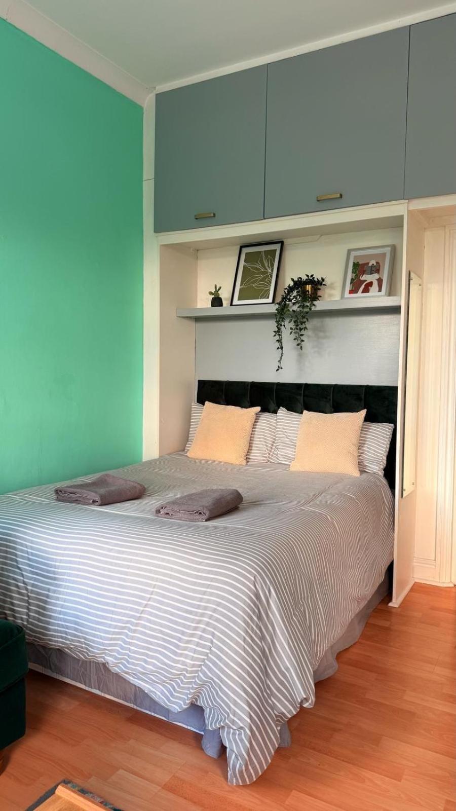 Large Flat Close To Tube Station Zone 2 London