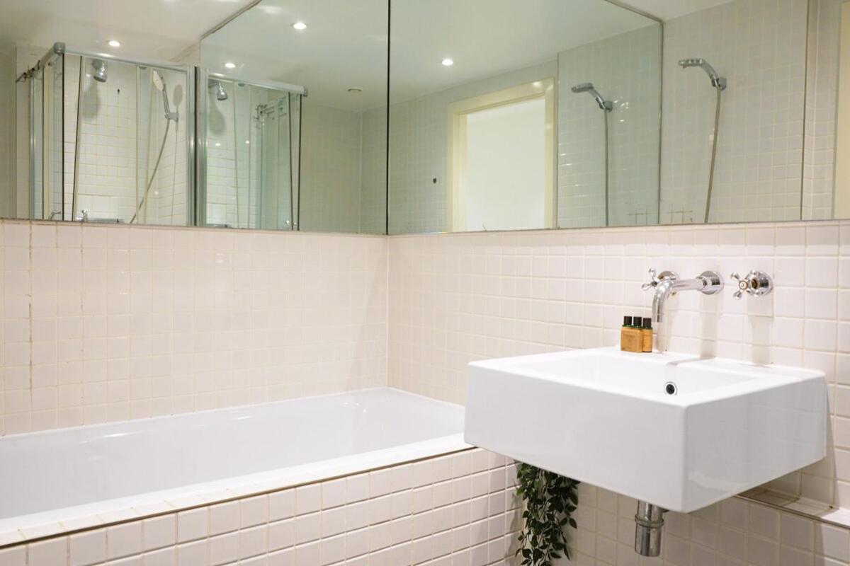 Modern 2-bed With Balcony In Stratford Appartamento Londra