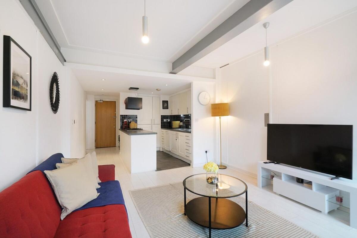 Modern 2-bed With Balcony In Stratford Londra
