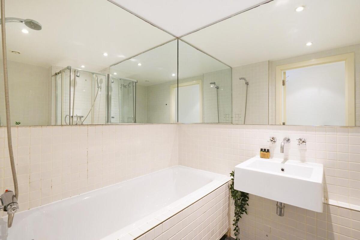 Modern 2-bed With Balcony In Stratford Londra