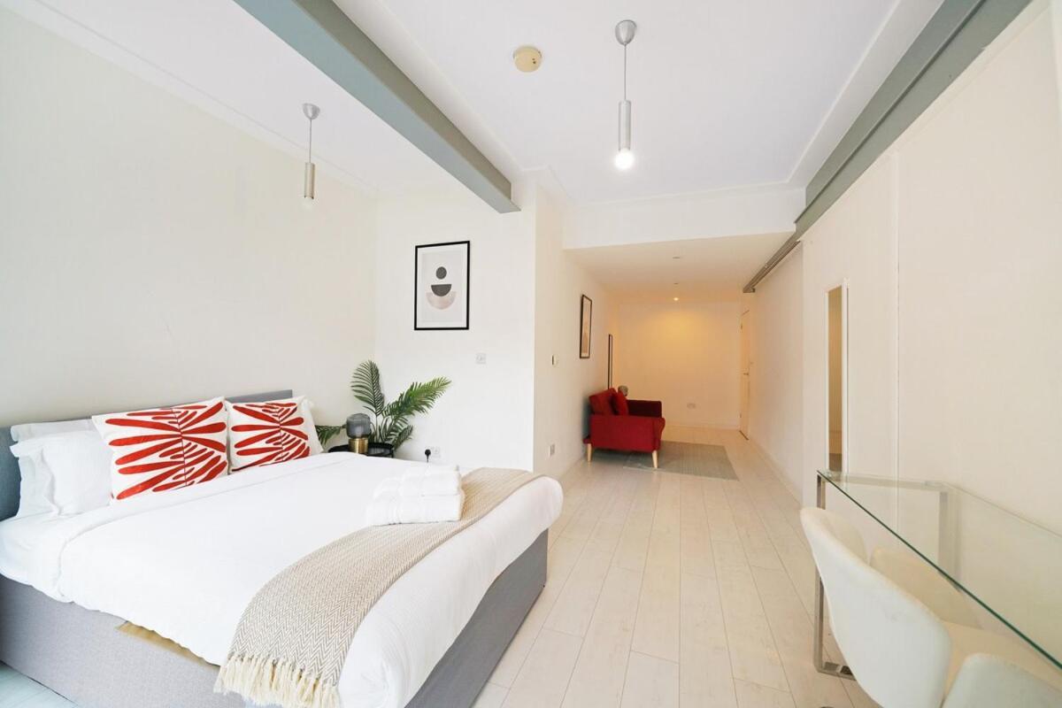 Modern 2-bed With Balcony In Stratford Londra