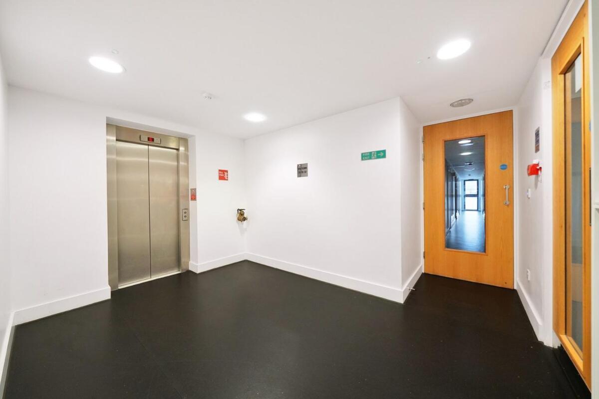 Appartamento Modern 2-bed With Balcony In Stratford Londra