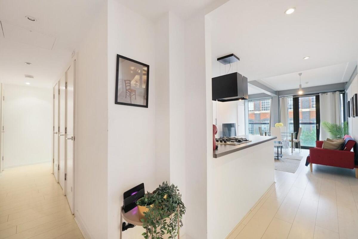 Modern 2-bed With Balcony In Stratford * Londra