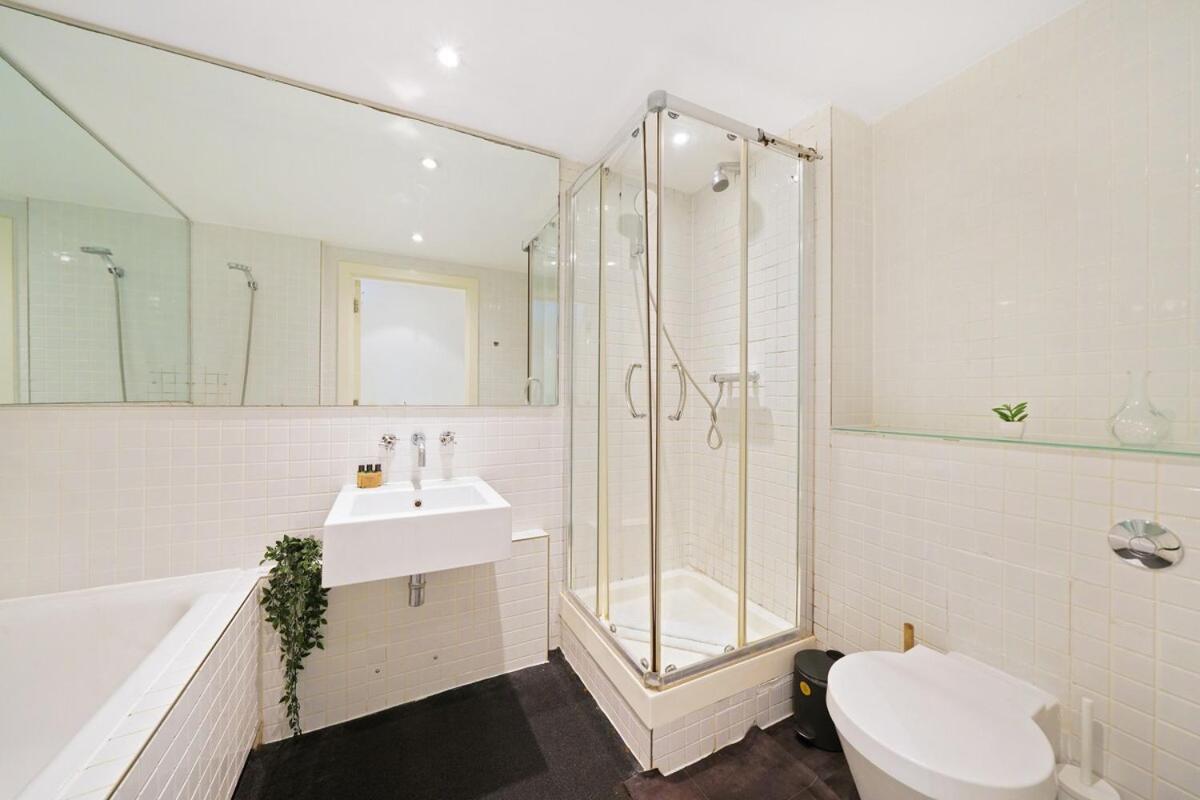 Modern 2-bed With Balcony In Stratford Appartamento Londra