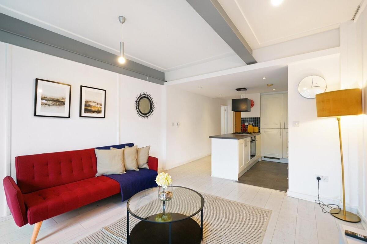 Modern 2-bed With Balcony In Stratford Londra