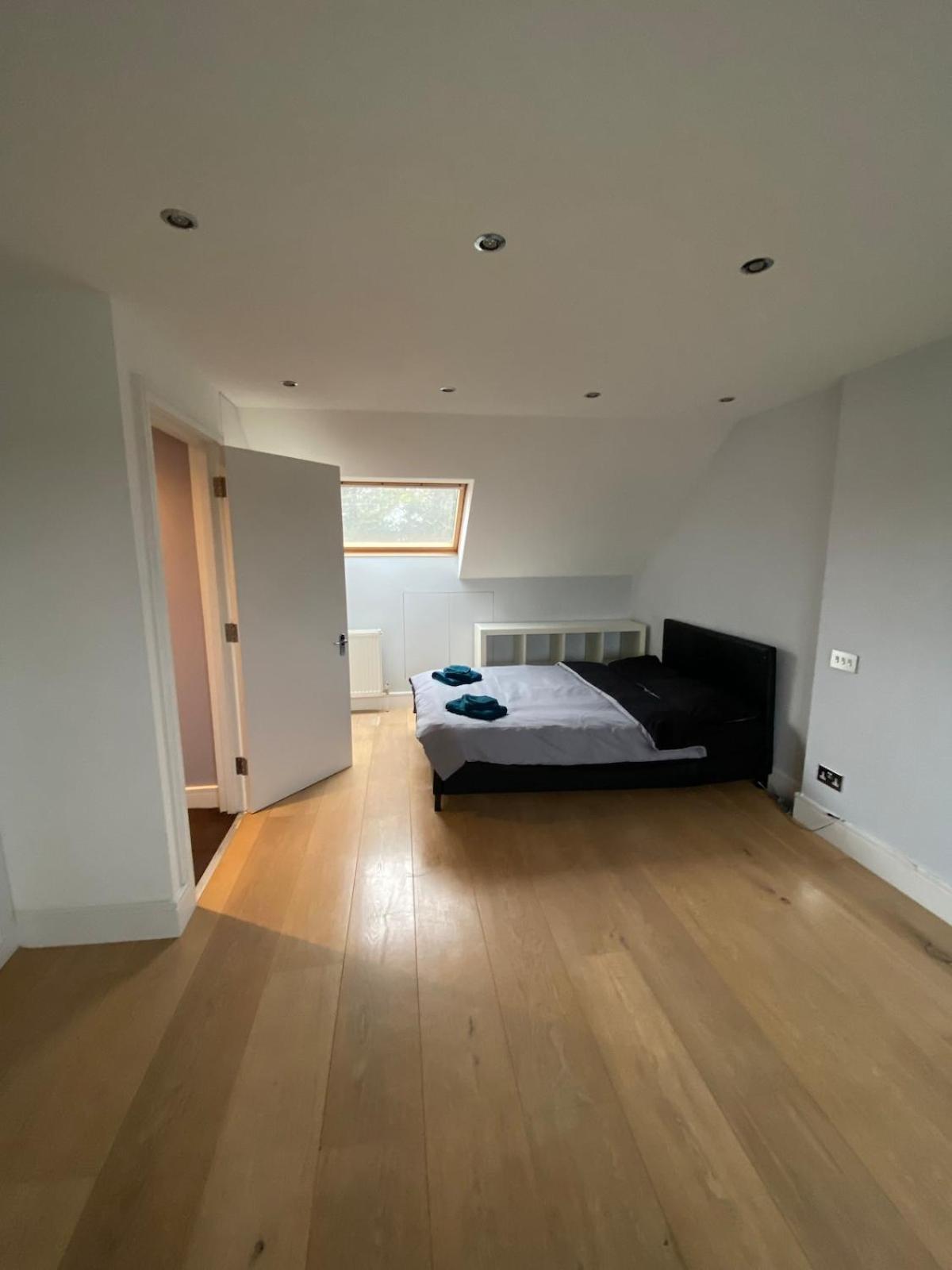 Holiday home House For 7, Garden With Pond, 20min From Heathrow London