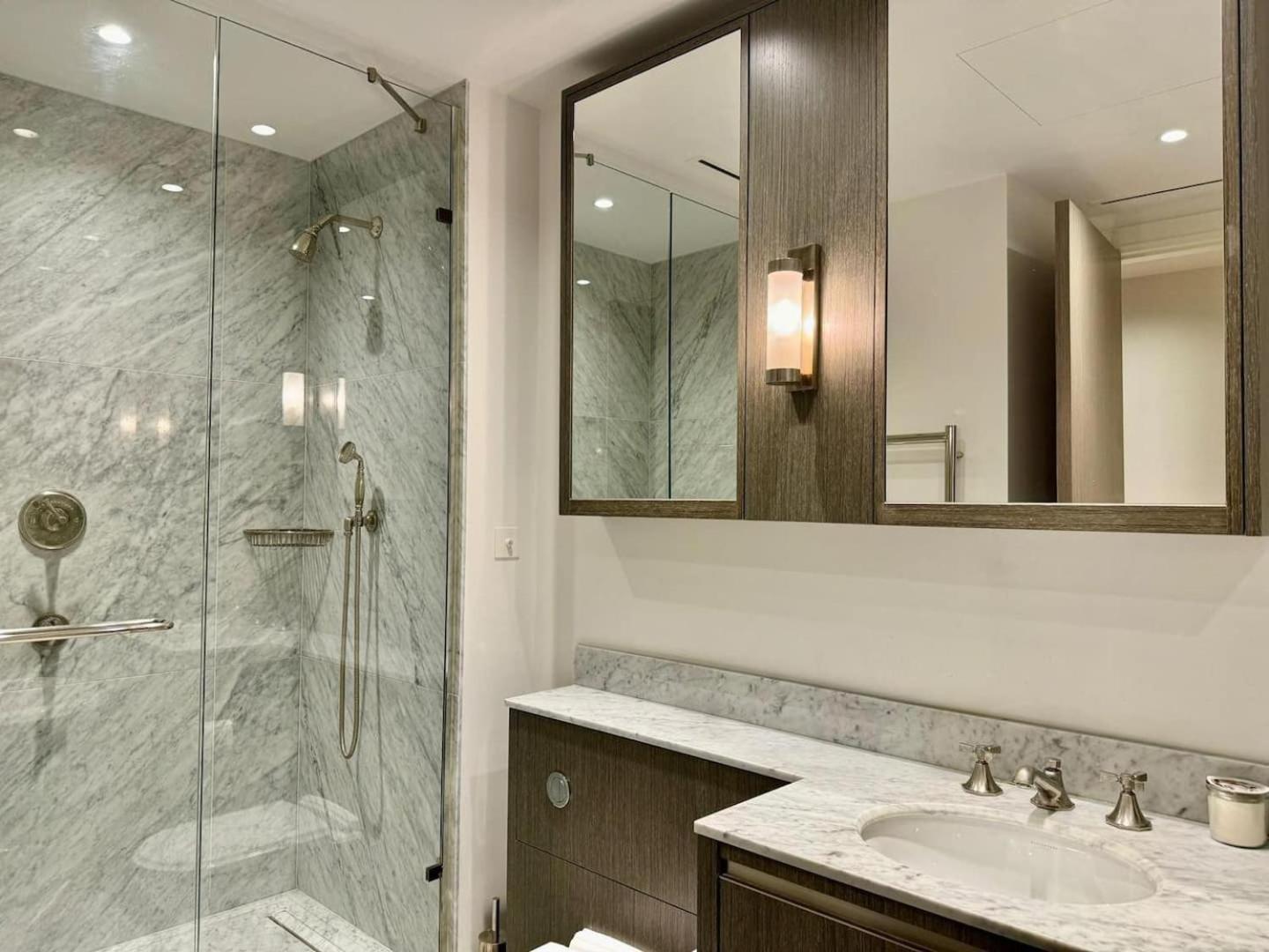 Holland Park 3 Bedroom Apartment Homestay *