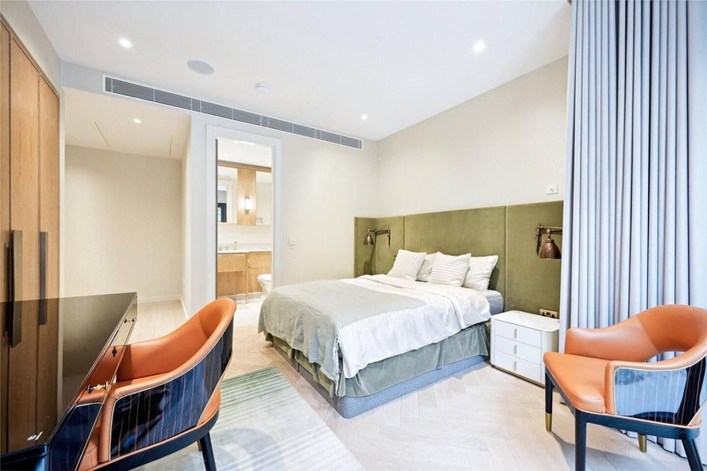 Holland Park 3 Bedroom Apartment Homestay London