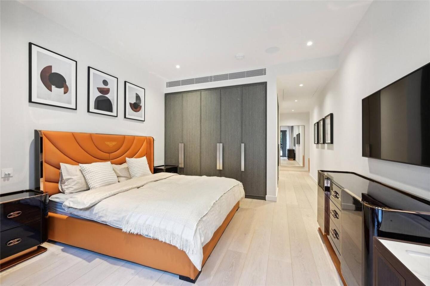 Holland Park 3 Bedroom Apartment Homestay *
