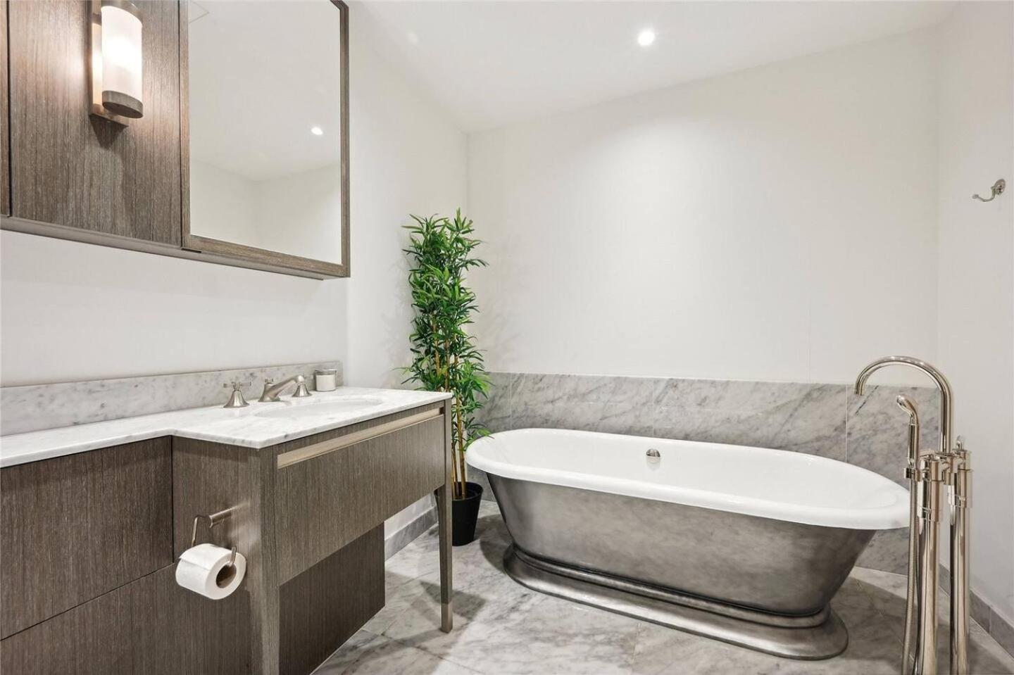 Holland Park 3 Bedroom Apartment *