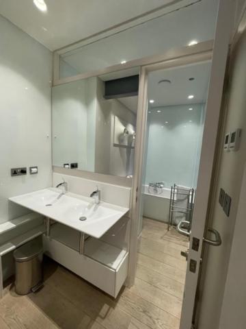 Modern Self-contained Ground And Basement Londra