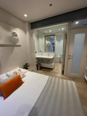 Modern Self-contained Ground And Basement Appartamento