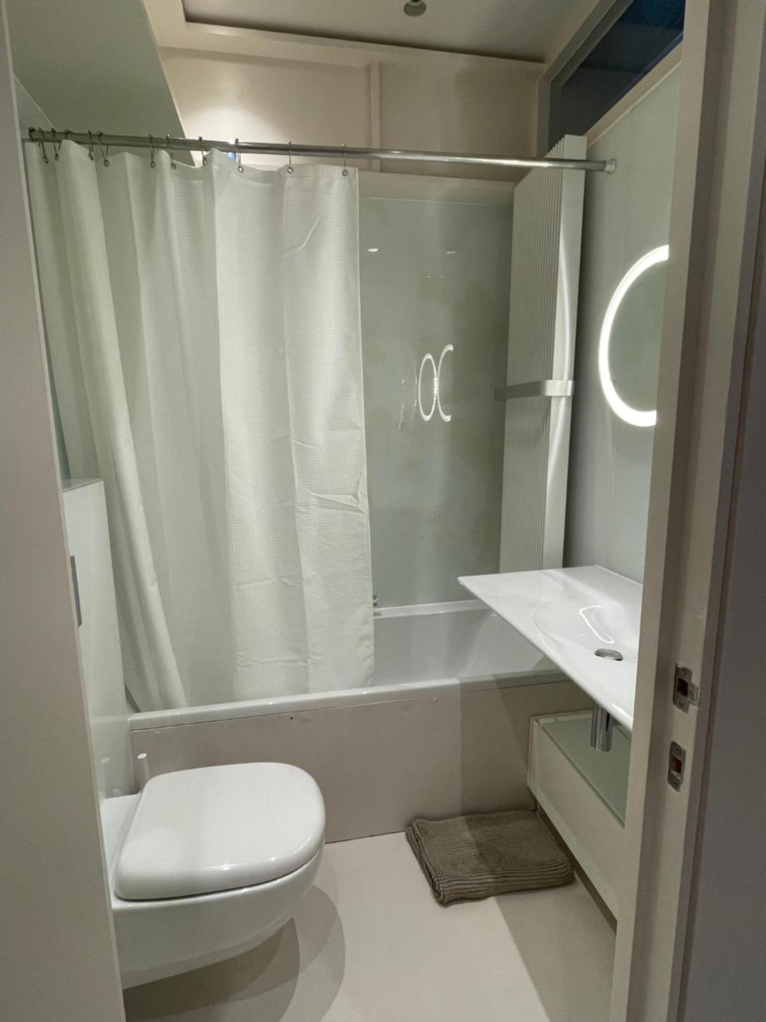 Modern Self-contained Ground And Basement * Londra